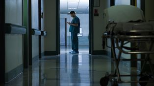 Chirurg pracował dłużej niż trwa doba. Zarobił 1,8 mln