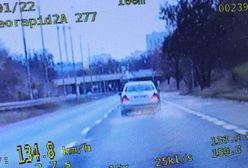 Pędził przez Poznań, dostał srogi mandat. Policja ma "radę" dla piratów drogowych