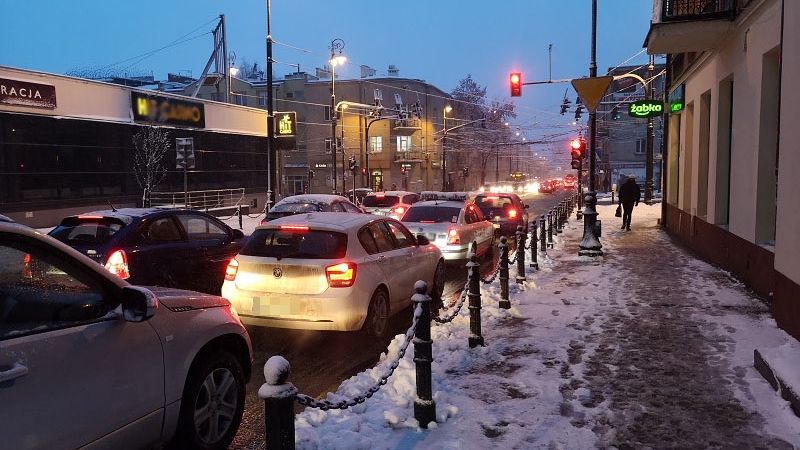 skrzyżowanie sygnalizacja korek śnieg zima