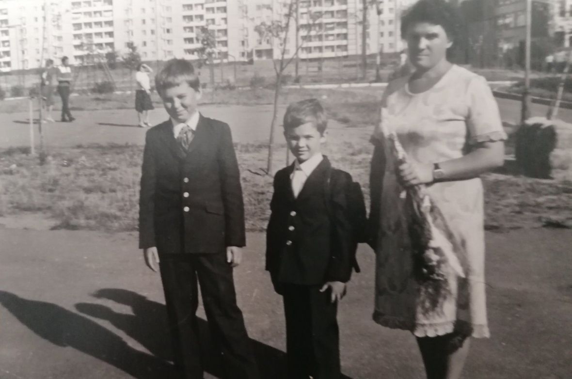 Rok 1983. Andrzej i Stanisław z mamą. Nigdy nie sprawiali problemów w szkole