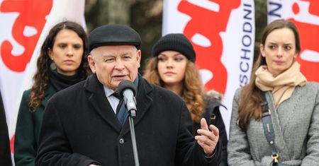 Kaczyński grzmiał ze sceny. Wykrzykiwał kilka razy jedno słowo