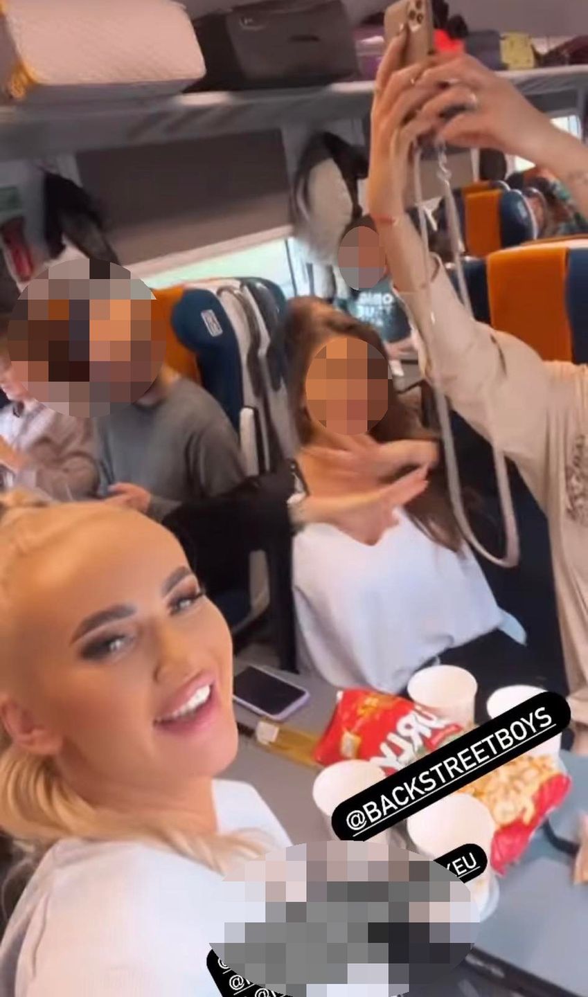 Izabela Macudzińska z koleżankami w pociągu