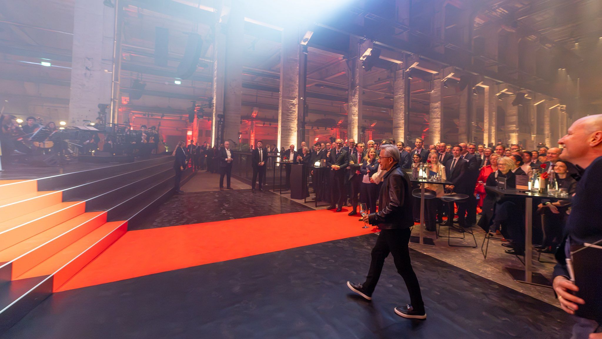 Szef NVIDII wskazuje, że w przyszłości każda firma będzie miała dwie fabryki