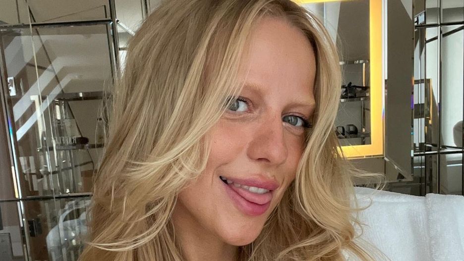 Jessica Mercedes na tygodniach mody puszcza wodze fantazji i stylizuje spódnice na różne sposobyInstagram/jemerced