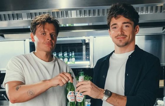 Mariusz Mac i Charles Leclerc w letniej kampanii Peroni Nastro Azzurro