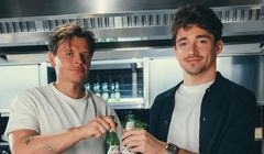 Mariusz Mac i Charles Leclerc w letniej kampanii Peroni Nastro Azzurro