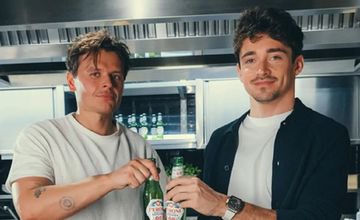 Mariusz Mac i Charles Leclerc w letniej kampanii Peroni Nastro Azzurro