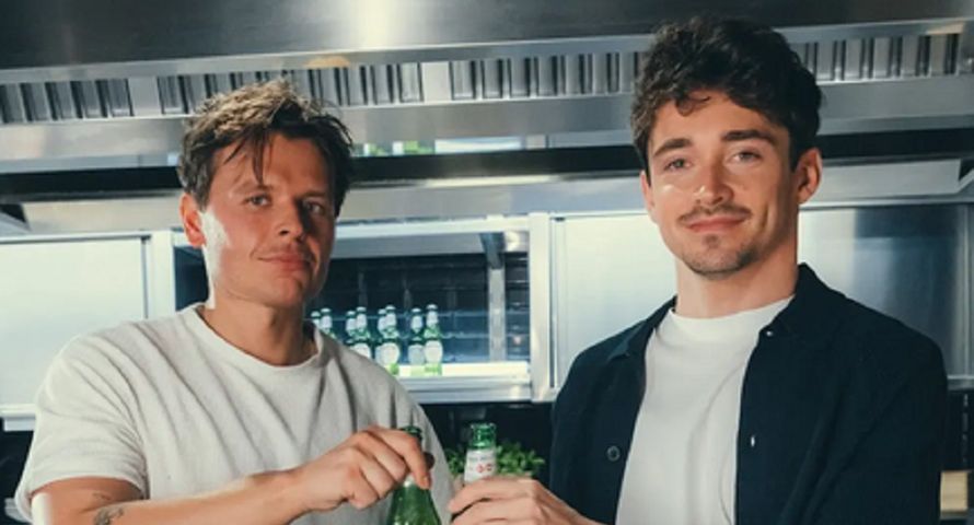 Mariusz Mac i Charles Leclerc w letniej kampanii Peroni Nastro Azzurro