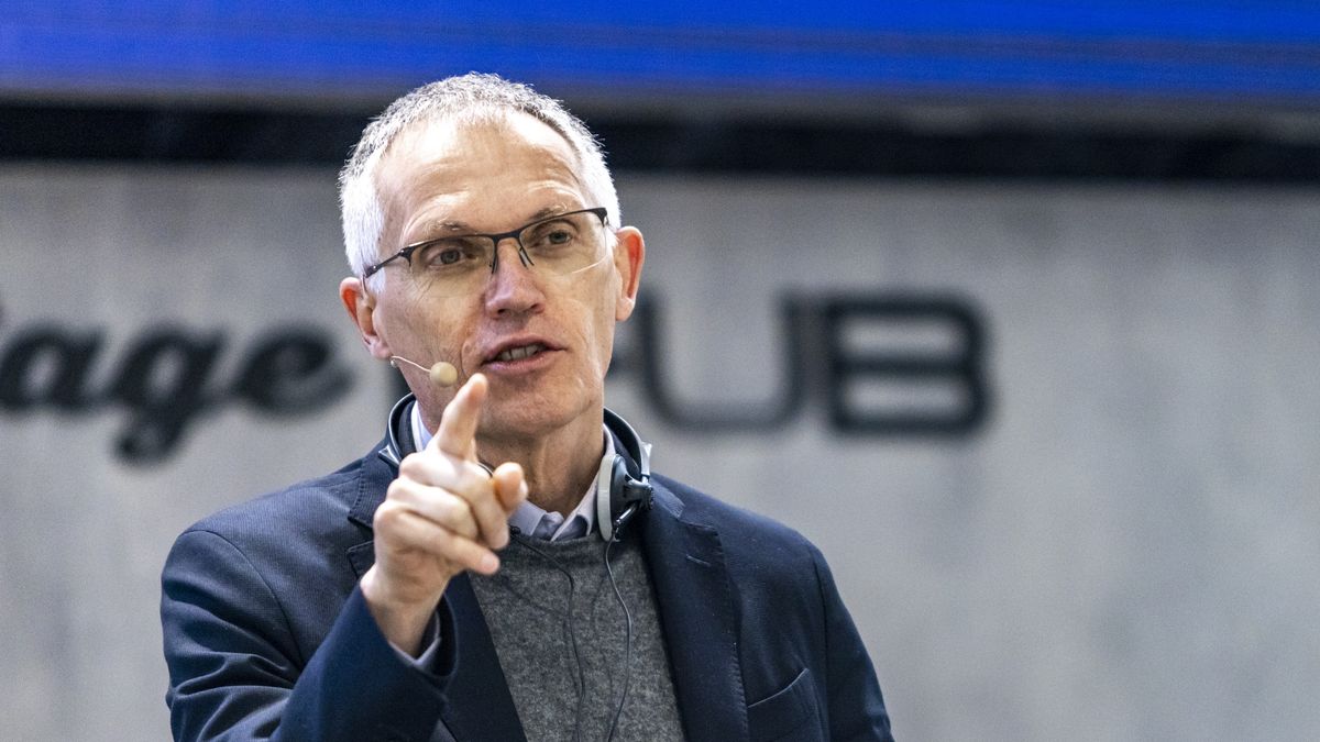 Carlos Tavares speaks to reporters during a meeting with trade unions in Turin, Italy, on March 31, 2022. In recent days the Chief Executive Officer of Stellantis, Carlos Tavares had also met with representatives of the political world on the future of the historic plant in Mirafiori and of the other Piedmontese plants. (Photo by Mauro Ujetto/NurPhoto via Getty Images)