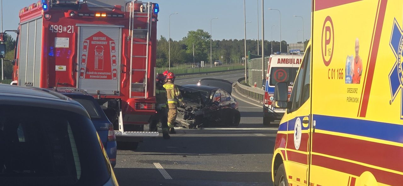 Dachowanie na trasie S5 pod Szubinem. Kierowcę oślepiło słońce, uderzył w barierki