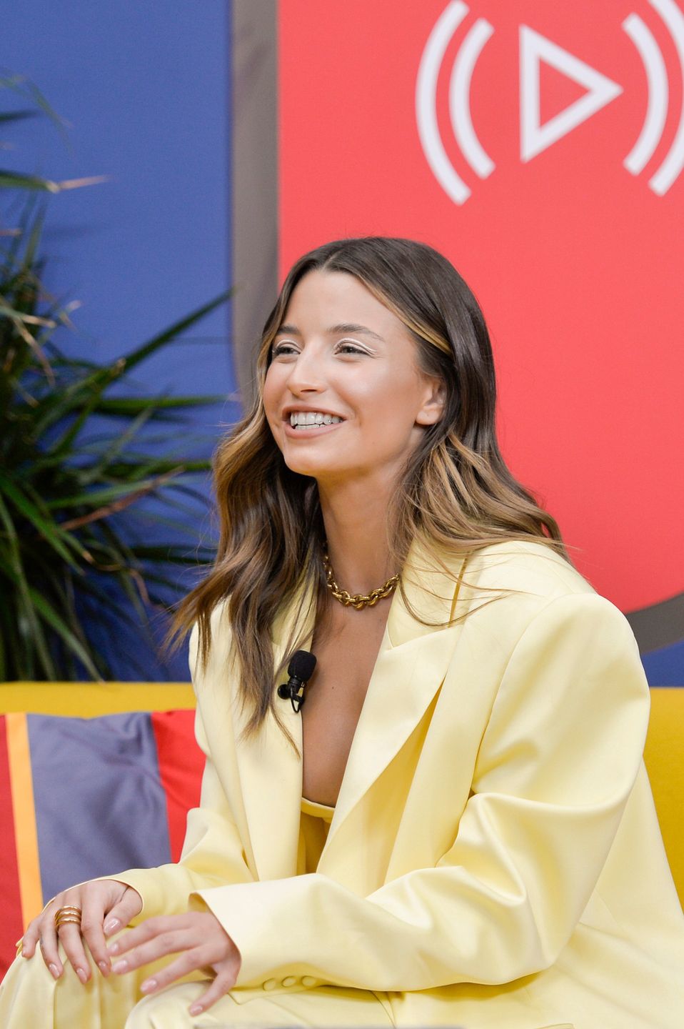 Julia Wieniawa pozuje w piórach. Fani porównali ją do Anny Lewandowskiej