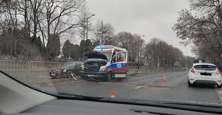 Karetka przebiła barierki oddzielające jezdnie. Wcześniej zderzyła się z autem