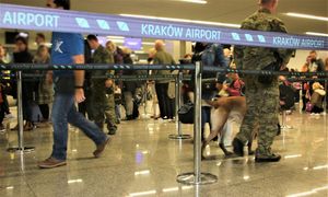 Polak leciał do Grecji, by się zaręczyć.  Powiedział o dwa słowa za dużo