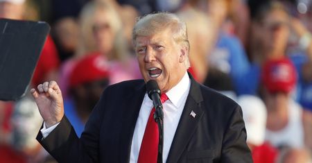 Trump wzywa Bidena do ustąpienia z urzędu. "Jedna z największych porażek w historii"