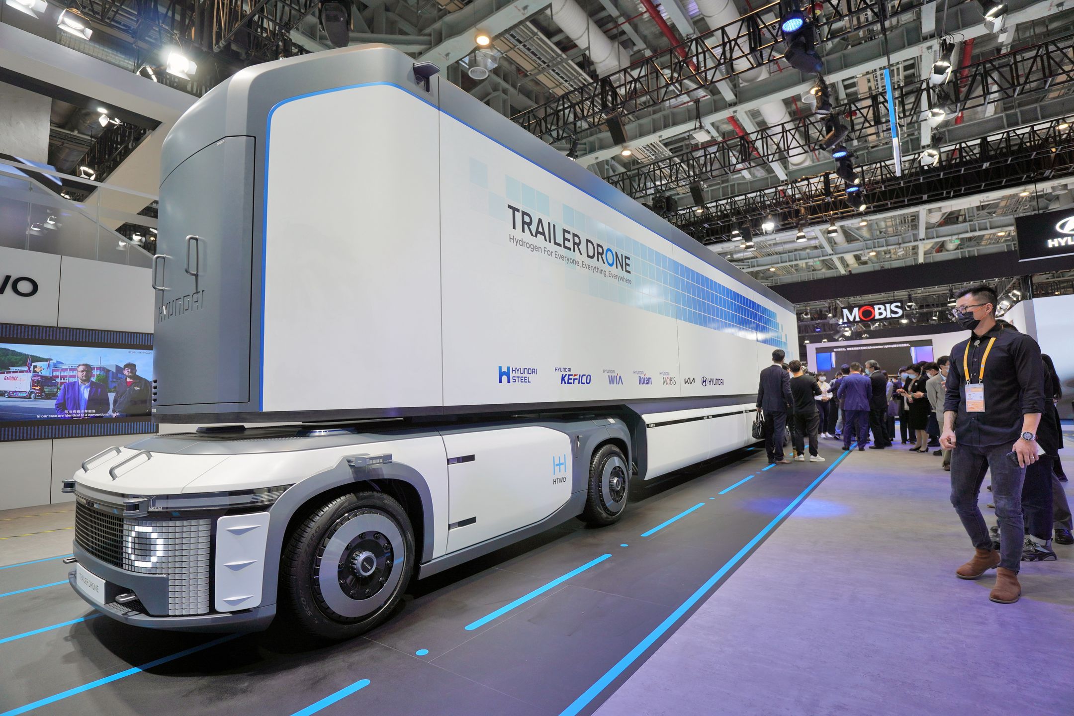 SHANGHAI, CHINA - NOVEMBER 05 2021: Visitors check out Hyundai Motor&#039;s fuel-cell autonomous concept truck Trailer Drone at the China International Import Expo (CIIE) in Shanghai, China Friday, Nov. 05, 2021. (Photo credit should read Feature China/Barcroft Media via Getty Images)