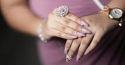 Modne paznokcie dla 50-latki. Trendy w manicure dla dojrzałych kobiet