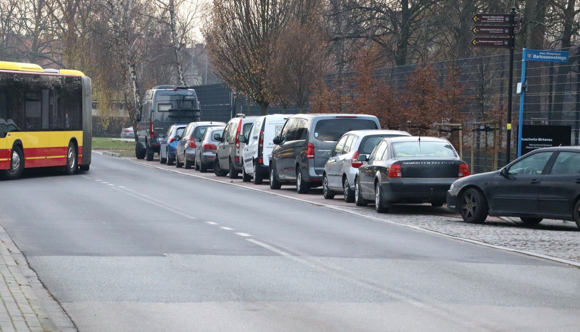 Każdy kawałek terenu przy Muzeum Auschwitz jest zajęty przez samochody turystów