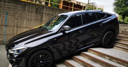 Utknął SUV-em na schodach. Dobrze, że skończyło się tylko na wstydzie