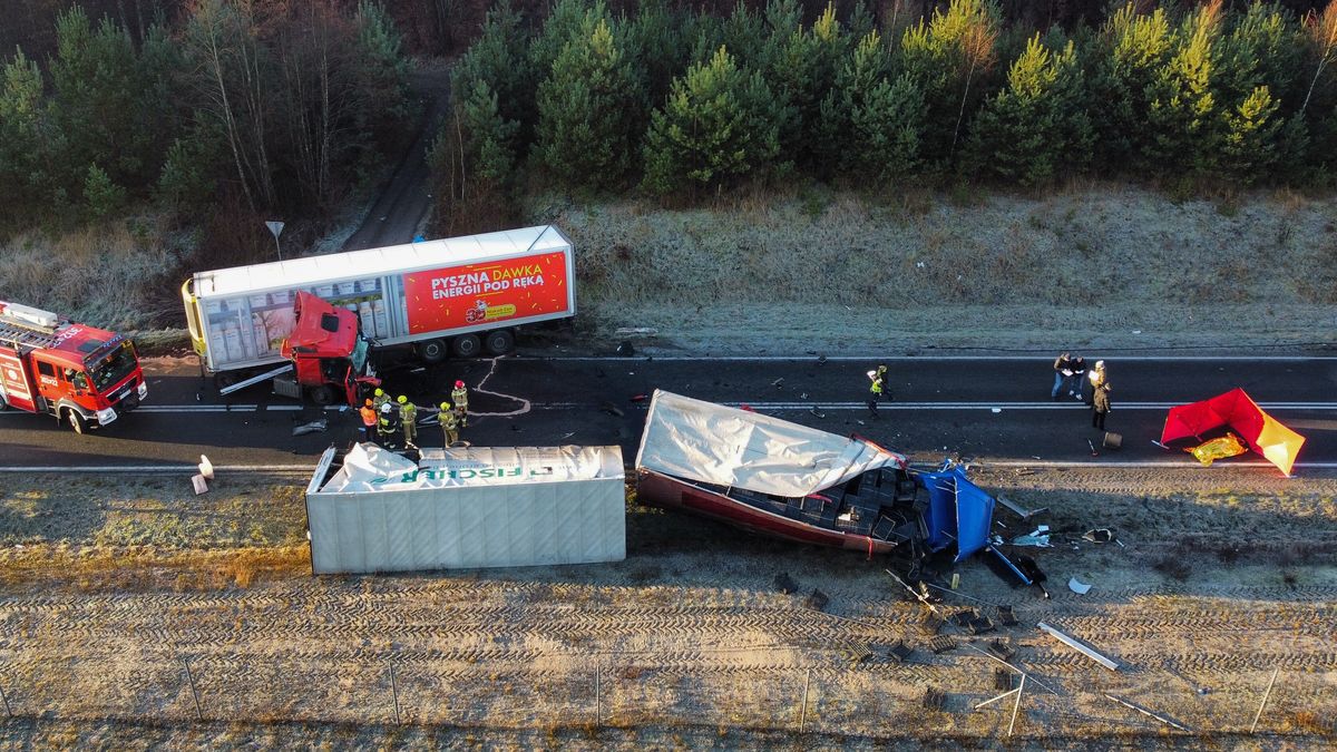 Jastrzębiec (pow. gorzowski), 19.12.2025. Na zdjęciu z drona miejsce zderzenia dwóch pojazdów ciężarowych w miejscowości Jastrzębiec k. Gorzowa Wielkopolskiego, 19 bm. W wyniku wypadku jeden z kierowców poniósł śmierć. Na miejsce zostało skierowanych osiem zastępów straży pożarnej. (amb) PAP/Lech Muszyński