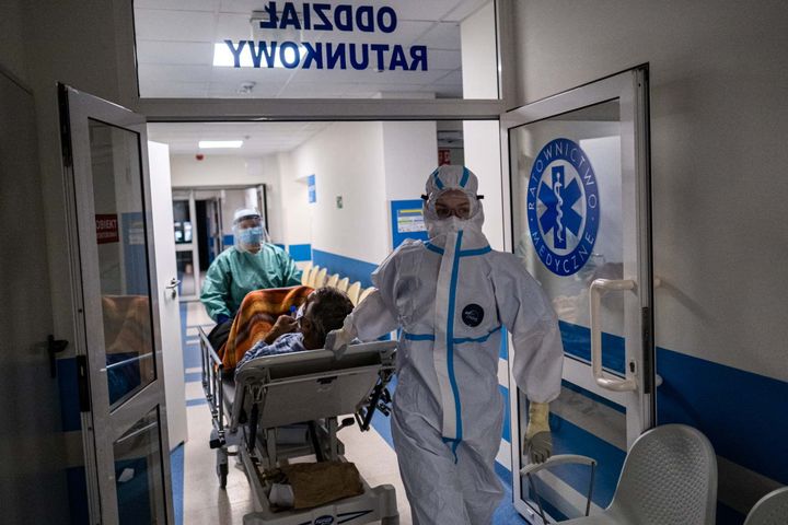 Zakażonych przybywa. "Nie wiemy, jaki wariant dominuje w Polsce"