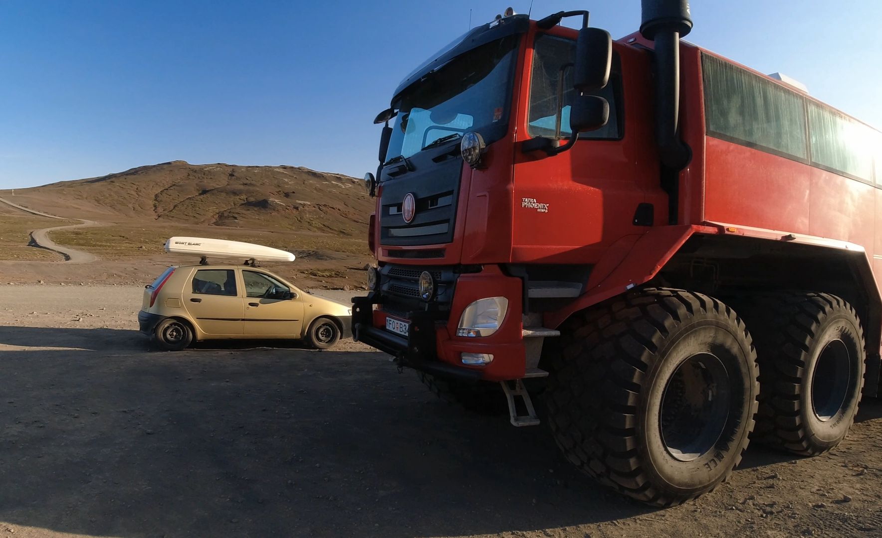 Spotkanie na Islandii z potężnym terenowym autobusem