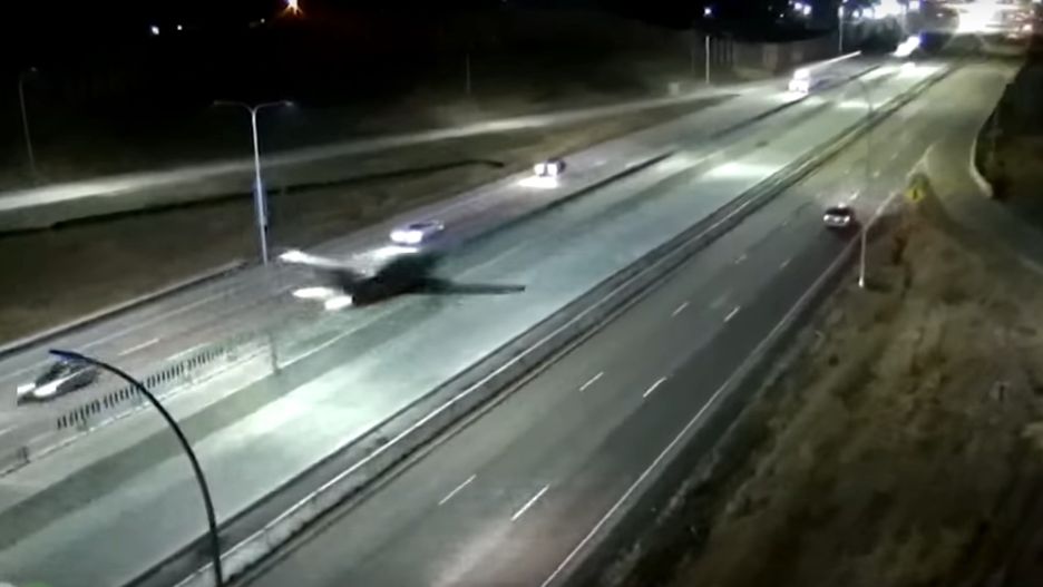 Samolot ląduje na autostradzie