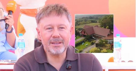 Andrzej Piaseczny mieszka z partnerem i mamą. Ma różową willę na wsi [ZDJĘCIA]