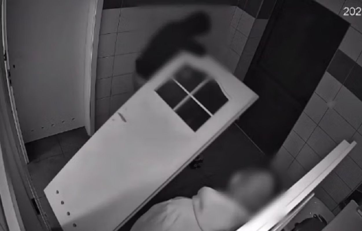 Ciężko było uwierzyć w to, co mężczyźni robili w miejskiej toalecie