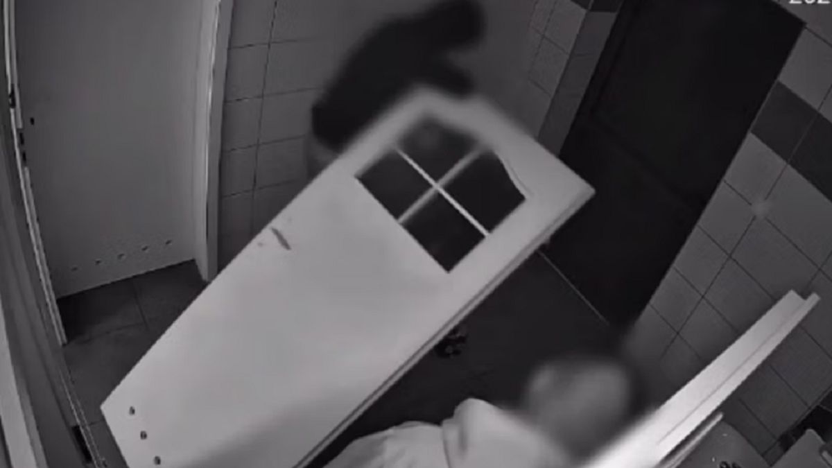 Ciężko było uwierzyć w to, co mężczyźni robili w miejskiej toalecie