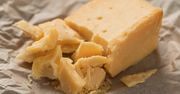 Tak przechowywany ser nie spleśnieje w lodówce. Łatwo uniknąć błędu