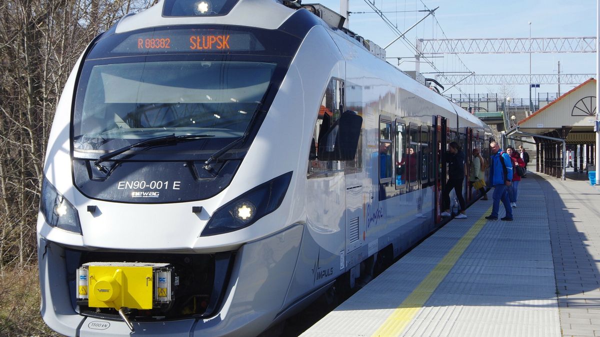 Kolej MaBa
PHOTO: ZOFIA I MAREK BAZAK / EAST NEWS 
Wyremontowany i zrewitalizowany dworzec kolejowy Ustka budowa 1911 rok N/Z Elektryczny zespol trakcyjny Newag Impuls EN90 001 w barwach Polregio Koleje Pomorskie
ZOFIA BAZAK