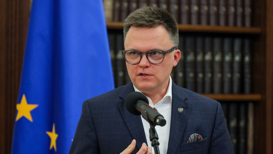Warszawa, 28.11.2024. Marszałek Sejmu Szymon Hołownia podczas konferencji prasowej w Sejmie w Warszawie, 28 bm. Szymon Hołownia poinformował, że rozważa podjęcie kroków prawnych wobec Collegium Humanum za bezprawne obracanie jego danymi osobowymi. Tygodnik "Newsweek" poinformował, że lider Polski 2050 studiował na Collegium Humanum. Hołownia zdementował informacje gazety, podkreślił, że nigdy nie studiował na tej uczelni. (mr) PAP/Paweł Supernak