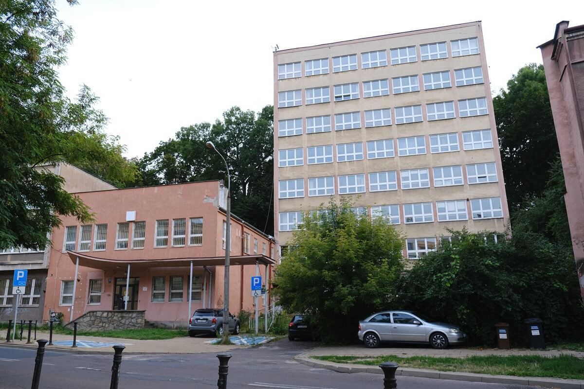 Miasto sprzedaje nieużytkowany biurowiec przy Ogrodzie Saskim. Chce na tym zarobić minimum 25,5 mln zł