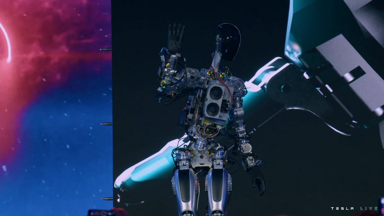 Przedstawiony przez Elona Muska robot Optimus miał widoczne kable na wierzchu. Prototyp ma pokazywać możliwości Tesli.