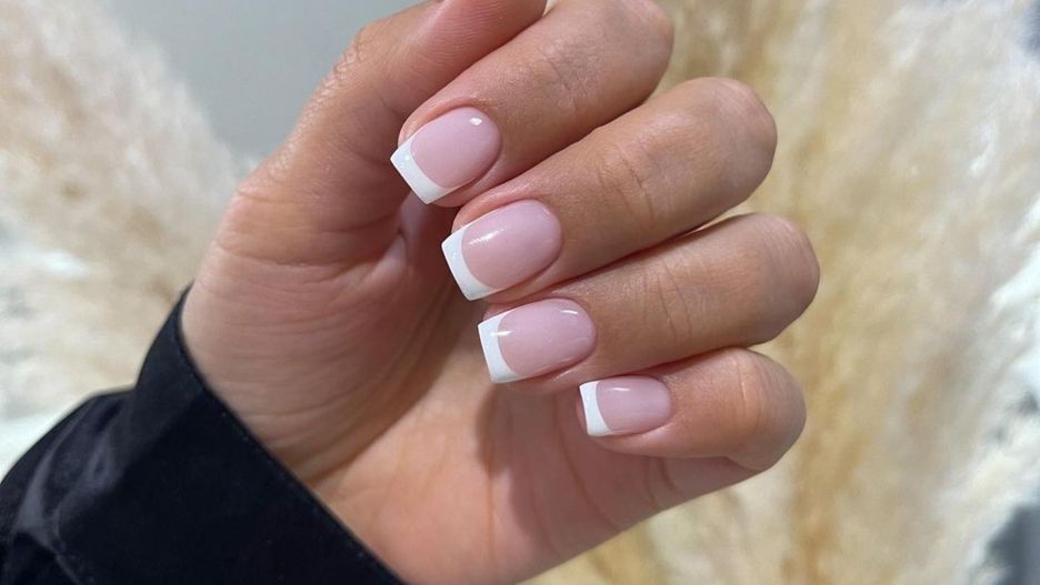 French manicure bije rekordy popularności 