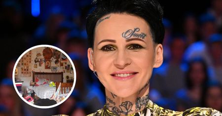 Tak mieszka Agnieszka Chylińska. Ściana Maryjek i "totalny syf"