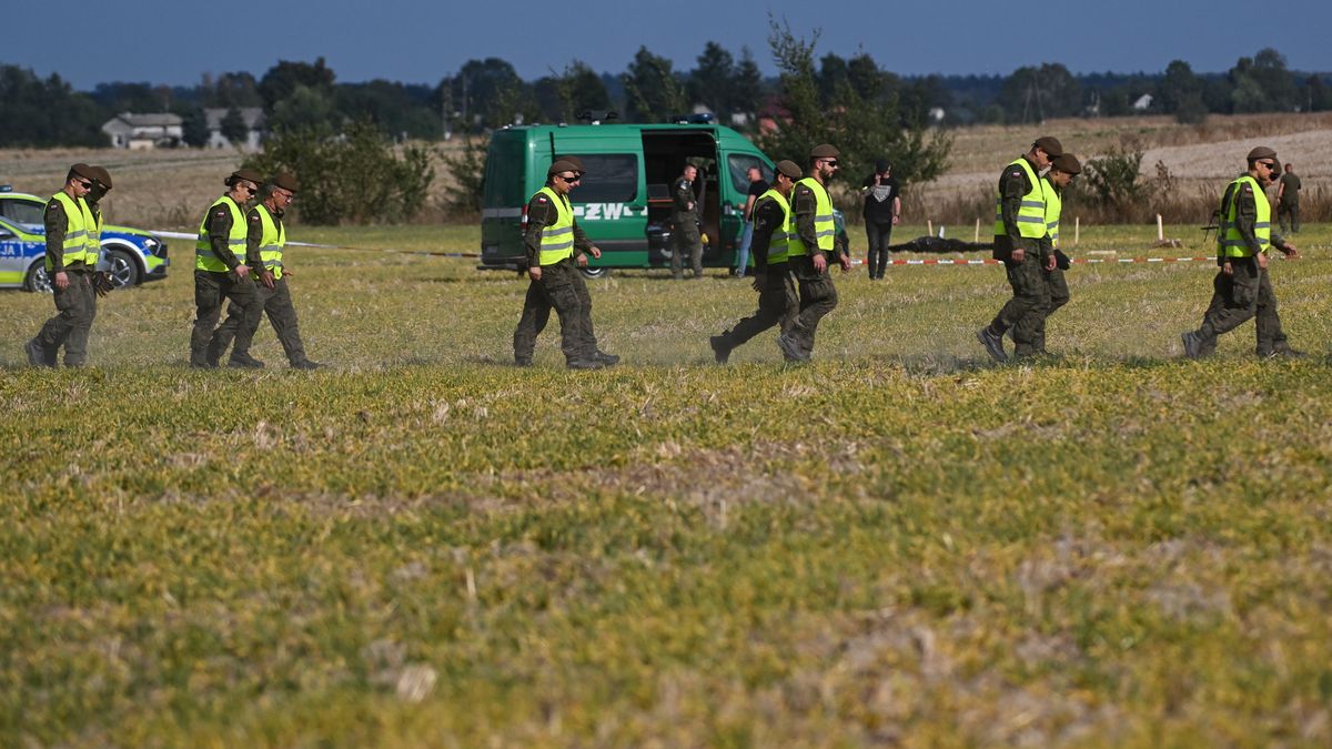 Służby w miejscu upadku rosyjskiego drona w miejscowości Wohyń