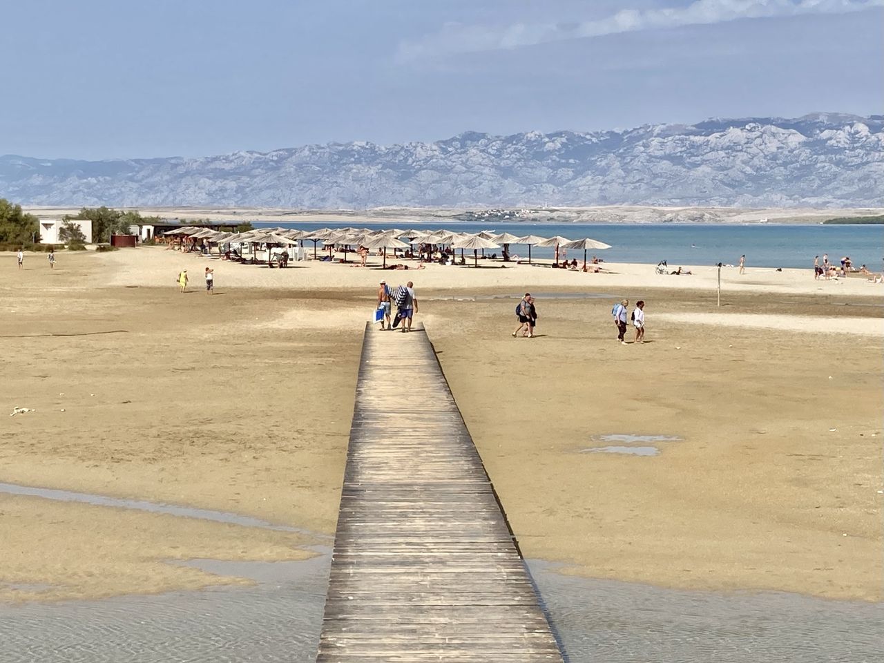 The lagoon in Nin attracts visitors even after the season