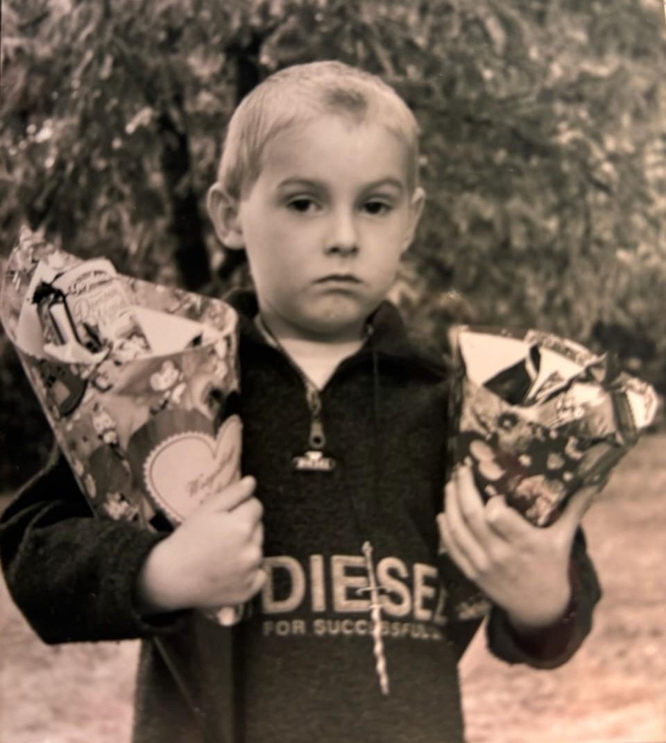Piotr Ogiński w dzieciństwie z rożkiem obfitości