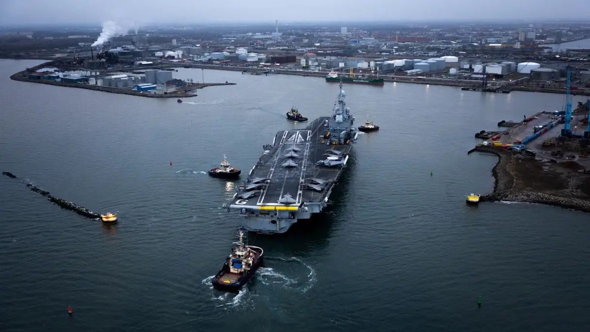 Lotniskowiec na Bałtyku.