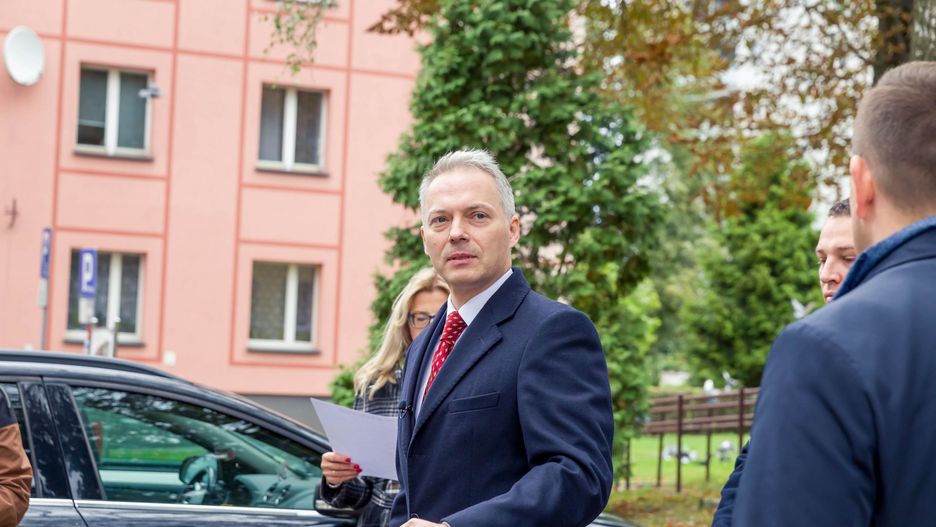 Według wiceministra Jacka Żalka, to brutalna próba ograniczenia mandatu poselskiego przez potężnego oligarchę