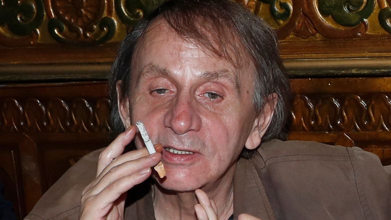 Uznany pisarz Michel Houellebecq przegrał proces o film PORNO Z PROSTYTUTKĄ! Reżyser nagrania komplementuje: "On p***rzy się jak szaleniec"