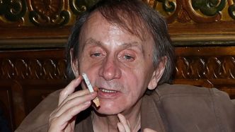 Uznany pisarz Michel Houellebecq przegrał proces o film PORNO Z PROSTYTUTKĄ! Reżyser nagrania komplementuje: "On p***rzy się jak szaleniec"