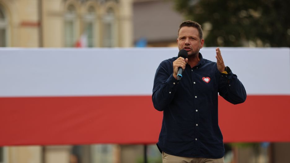 Skawina, 23.08.2023. Prezydent m.st. Warszawy i wiceprzewodniczący Platformy Obywatelskiej Rafał Trzaskowski przemawia podczas otwartego spotkania z mieszkańcami Skawiny, 23 bm. (ad) PAP/Art Service
