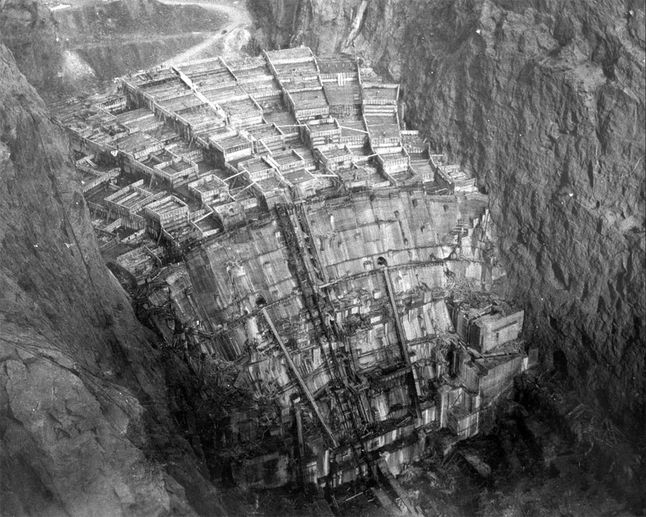 Tama Hoovera to ogromne przedsięwzięcie architektoniczne. Na zdjęciu widzicie, jak była wypełniana cementem w lutym 1934 roku