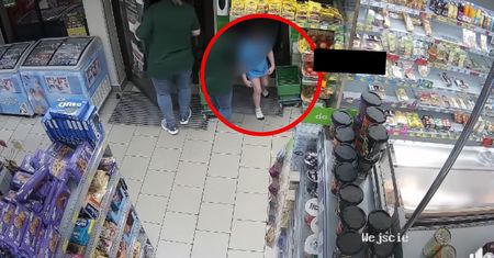 Sam przed Żabką. Półnagie dziecko w środku nocy przyszło do sklepu