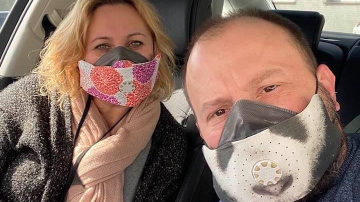 Lekarz Łukasz Goździewicz ze swoją żoną Ewą. Mimo wysokiej gorączki i zakażenia koronawirusem przez tydzień był przy swoich 80. pacjentach.