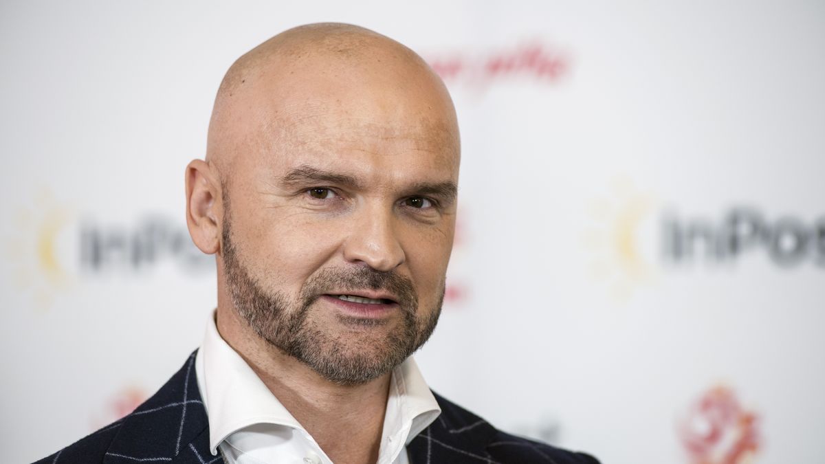Na zdjęciu Rafał Brzoska na tle planszy z logami InPostu i Łączy nas piłka