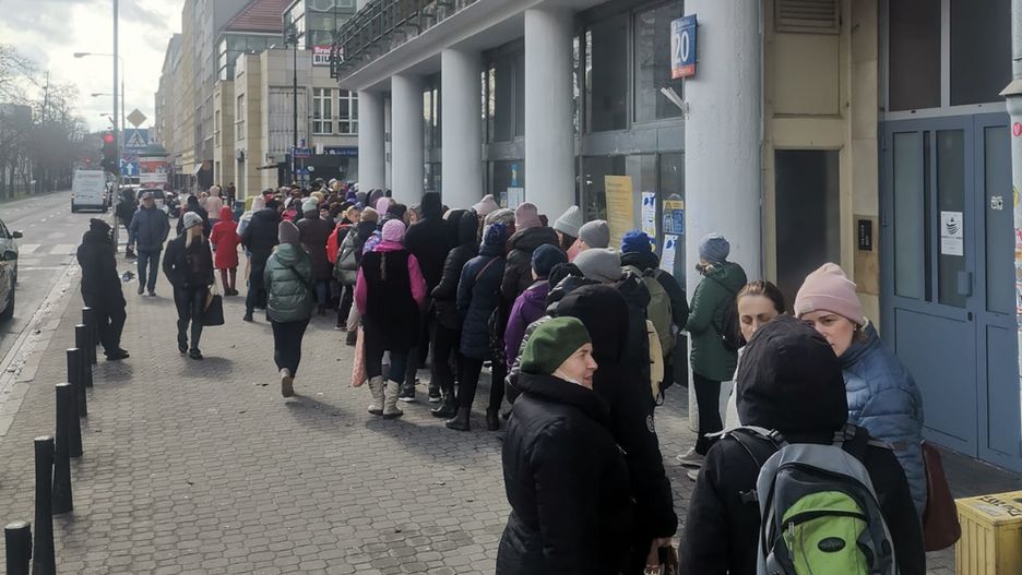 Do Centrum Pomocy Puławska 20 codziennie ustawiają się ogromne kolejki