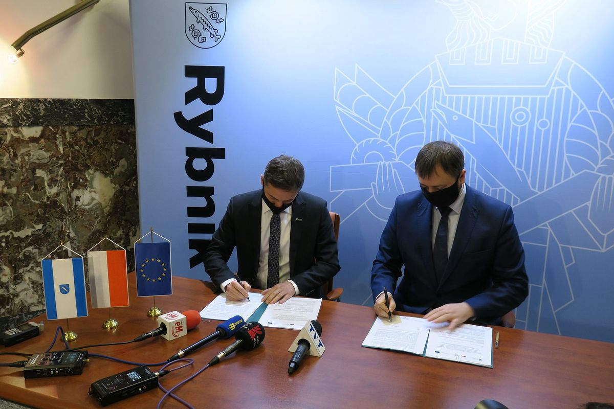 Władze Rybnika i WOFOS podpisały umowę o dotacji dla miasta na termomodernizację.